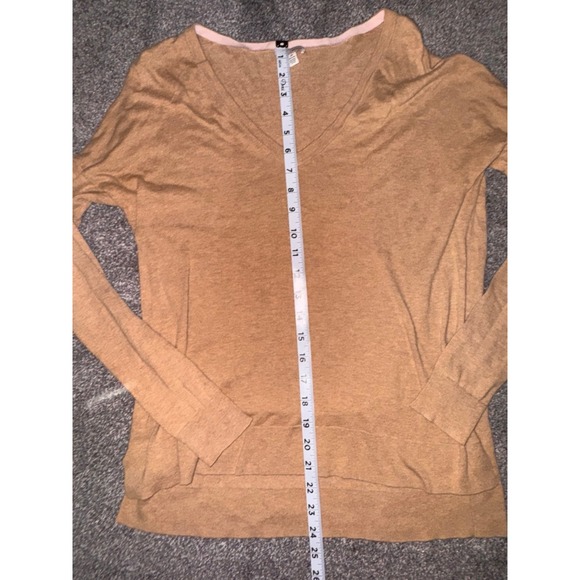 Gap Women's Tan Long Sleeve V-Neck Shirt - Picture 5 of 7